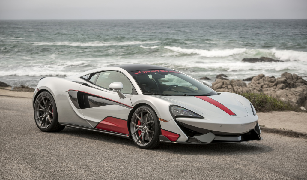 Спортивный автомобиль McLaren 570S на фоне океана