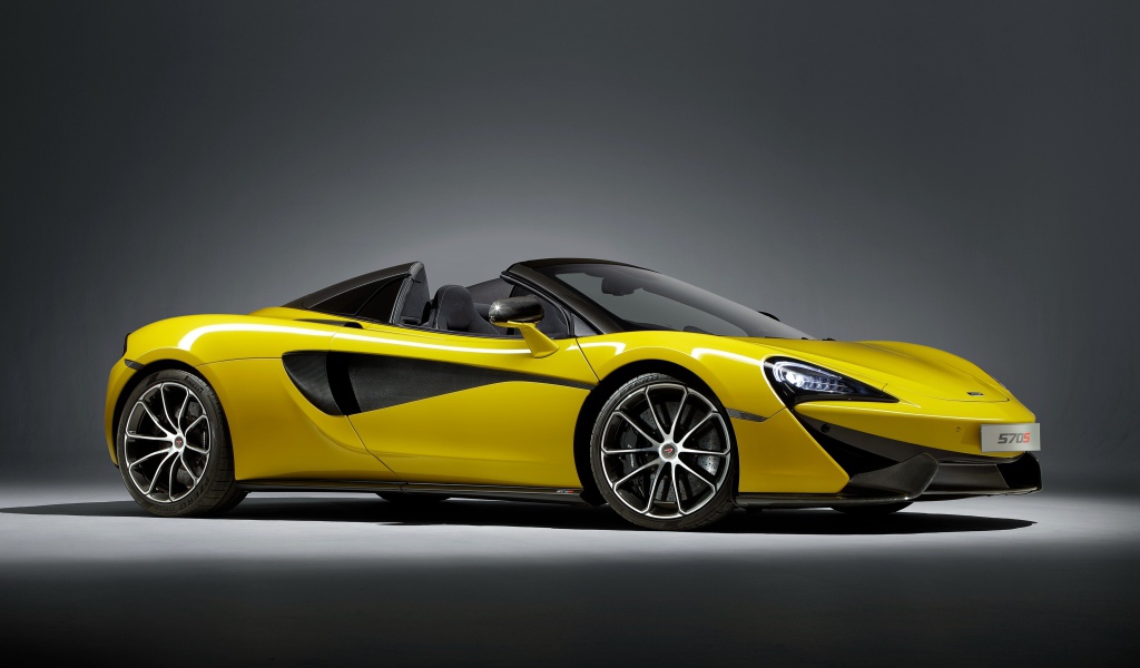 Стильный спортивный автомобиль McLaren 570S желтого цвета