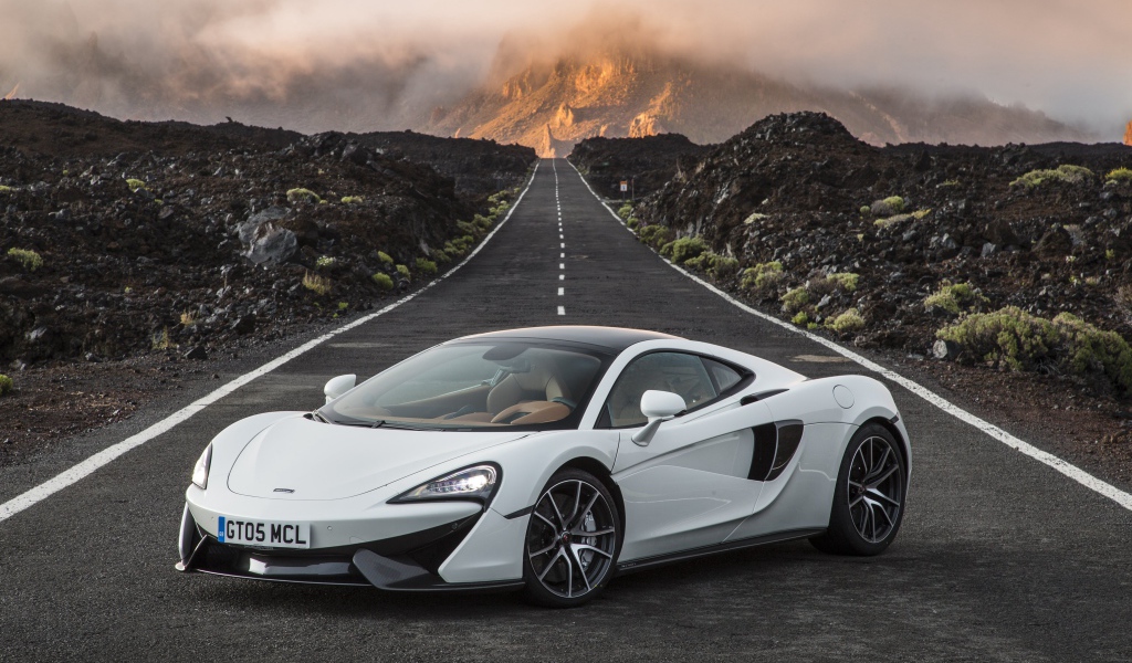 Белый суперкар McLaren 570S на трассе