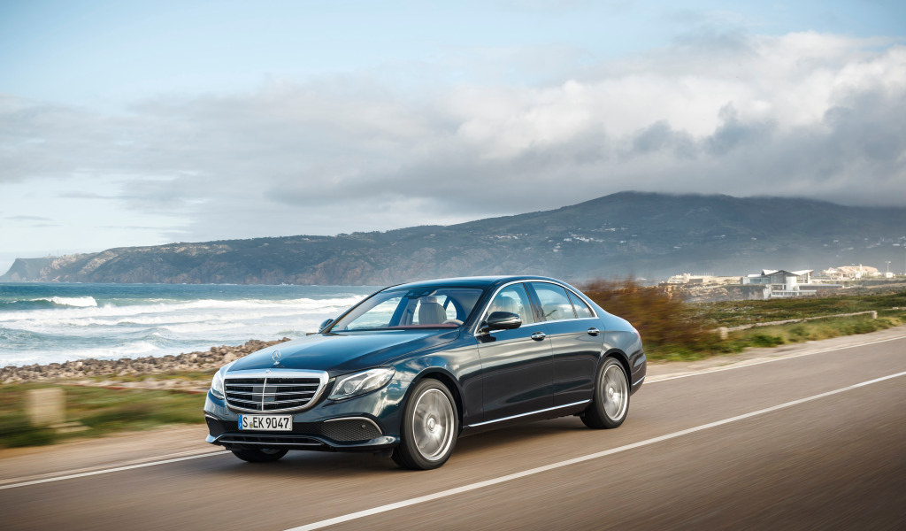 Черный автомобиль Mercedes-Benz E-Class на трассе 