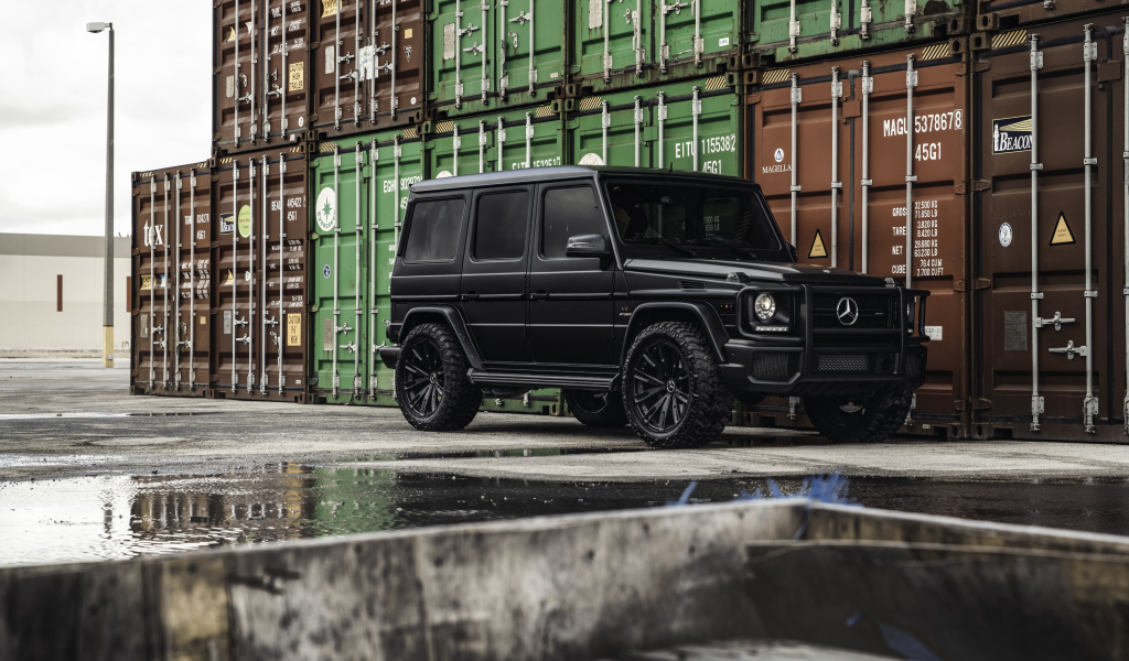 Черный автомобиль Mercedes-AMG G 63