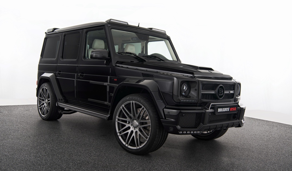 Черный автомобиль Mercedes-Benz G-класс W463 на белом фоне