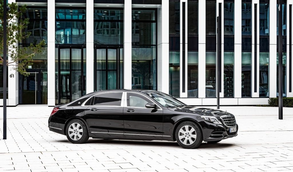 Черный автомобиль  Mercedes-Benz S-Class