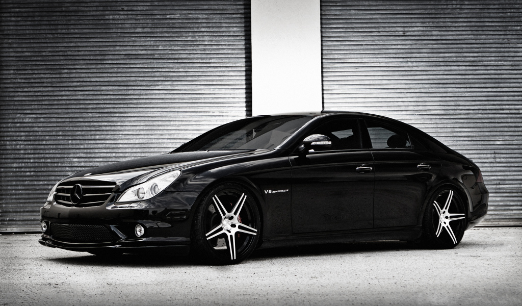 Черный стильный автомобиль Mercedes-Benz CLS-Class
