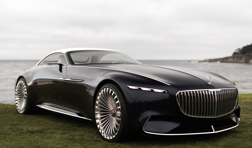 Черный стильный автомобиль Vision Mercedes-Maybach 6 Cabriolet, 2018 у воды