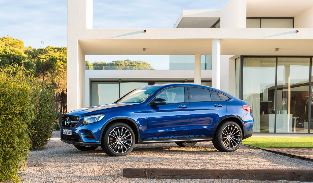 Синий автомобиль Mercedes-Benz GLC-Class 