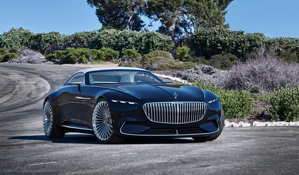 Дорогой черный автомобиль Mercedes Maybach 6 Cabriolet, 2017 на дороге