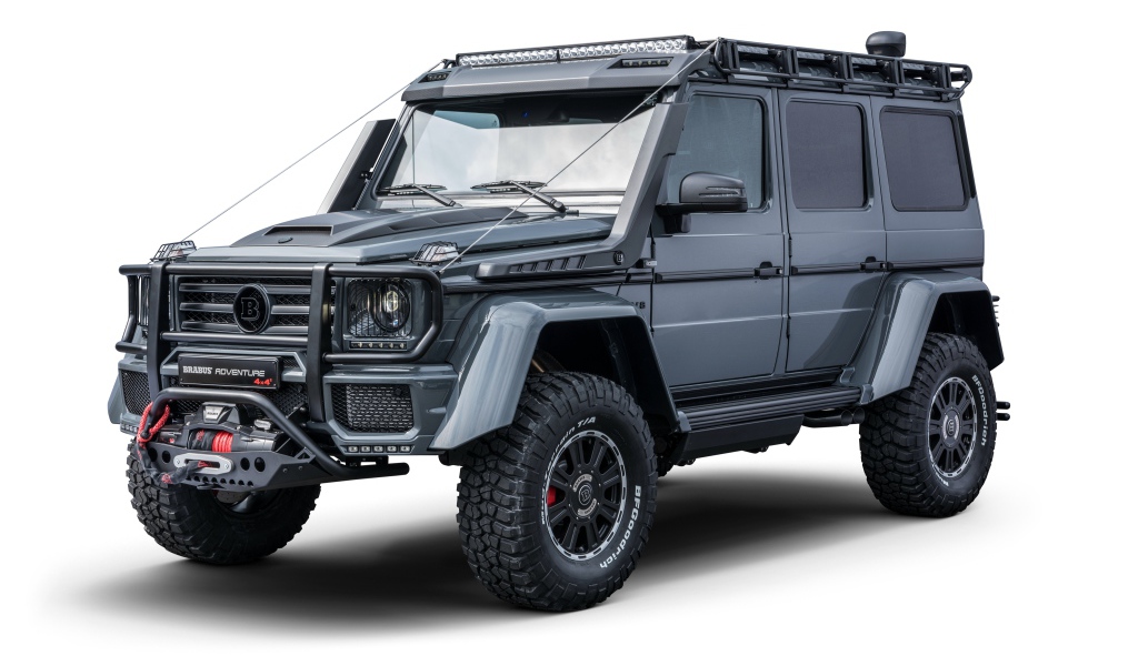 Немецкий автомобиль Mercedes-Benz Brabus 550 Adventure на белом фоне