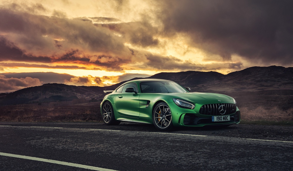 Зеленый автомобиль  Mercedes-AMG GT, 2017  на фоне красивого неба 