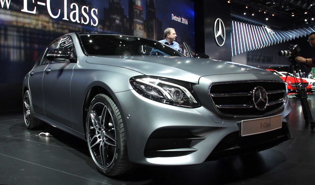 Презентация серебристого автомобиля Mercedes-Benz E-Class 2017 года 