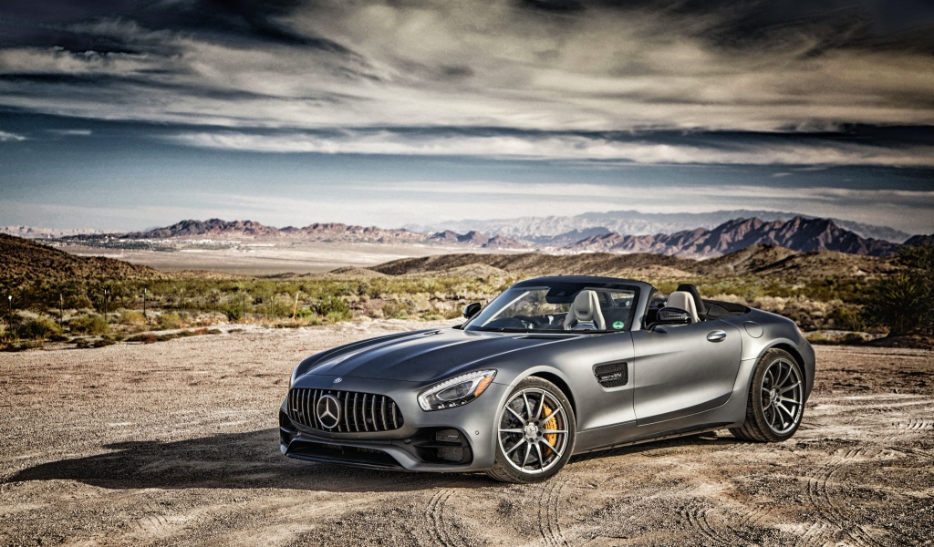 Серебристый автомобиль Mercedes-AMG GT на фоне неба