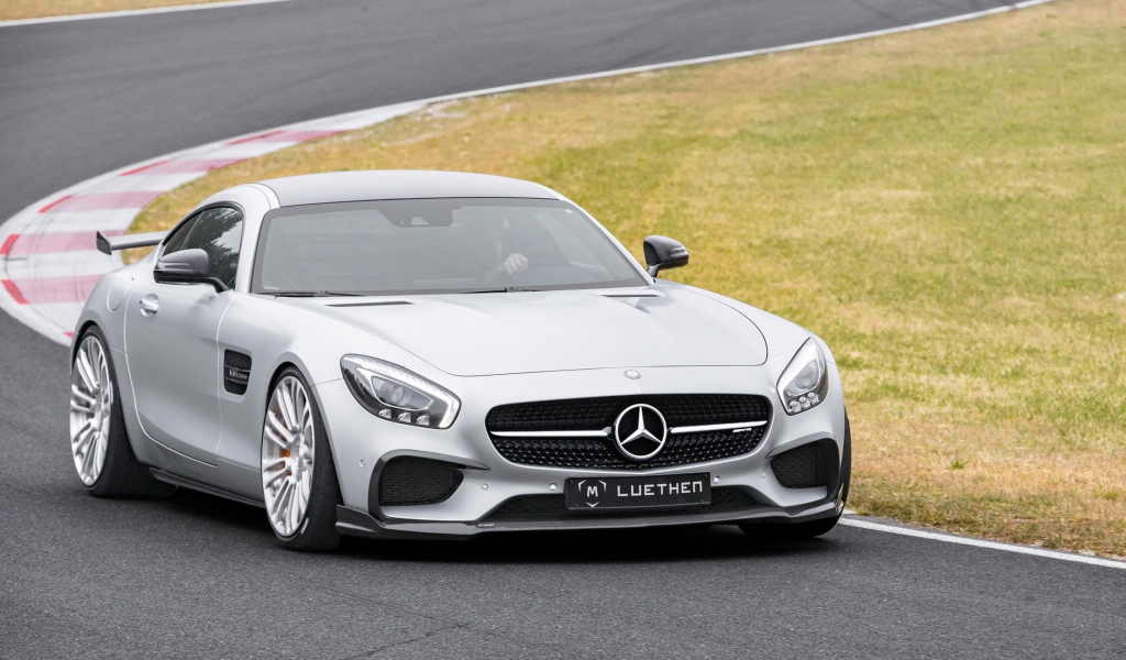 Серебристый автомобиль Mercedes-AMG GT на трассе