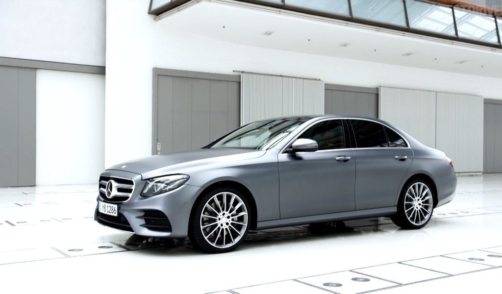 Серебристый Mercedes-Benz E-Class 2017 года 