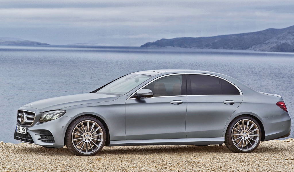 Серебристый Mercedes E-Class AMG Line 2017 года 