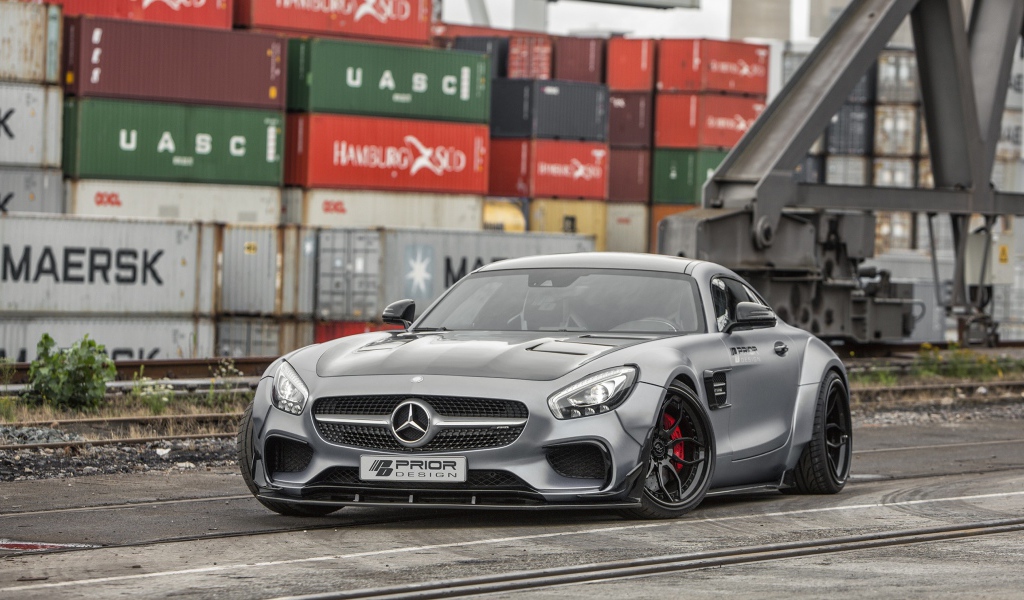 Серебристый спорткар Mercedes-AMG GT в порту