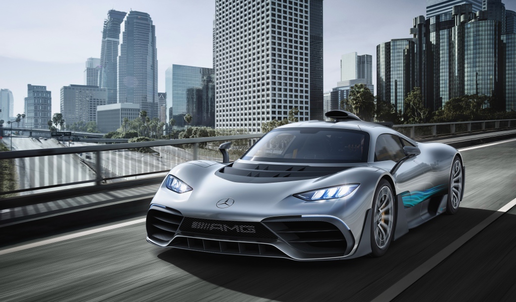Серебристый спортивный автомобиль Mercedes-AMG Project One на фоне города