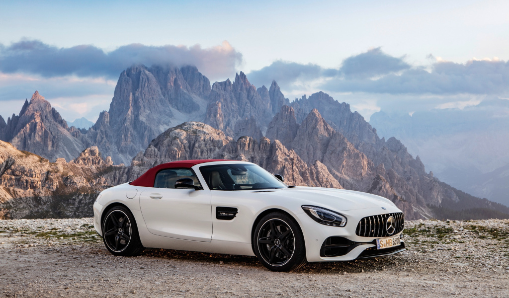 Стильный автомобиль Mercedes-AMG GT Roadster на фоне гор 