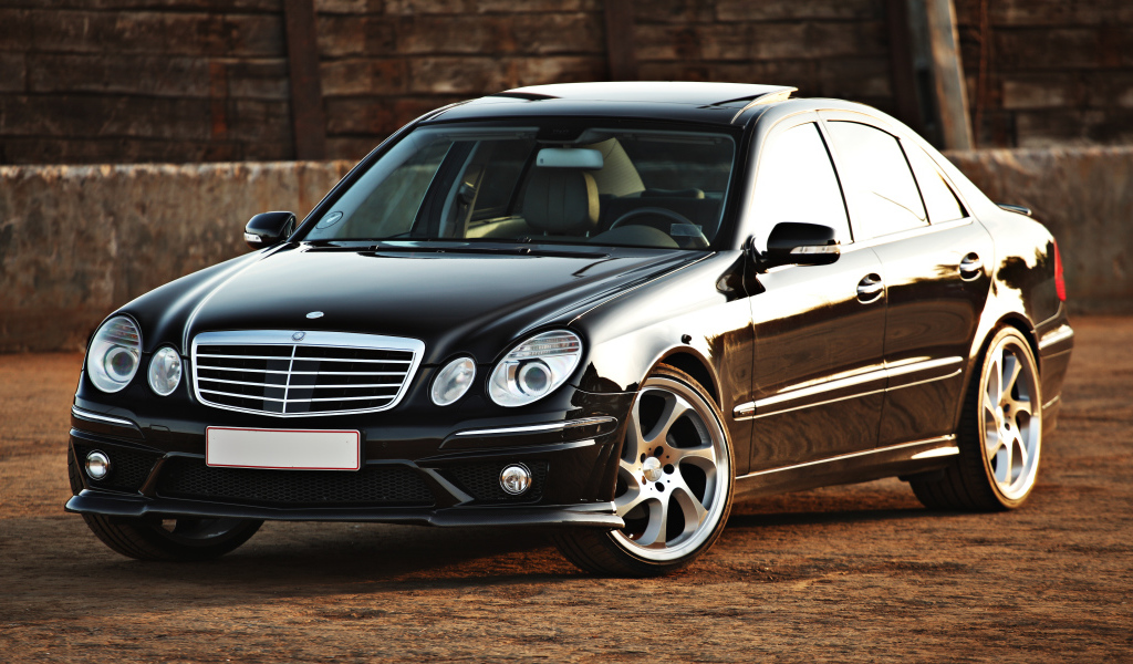 Стильный красивый черный автомобиль Mercedes-Benz