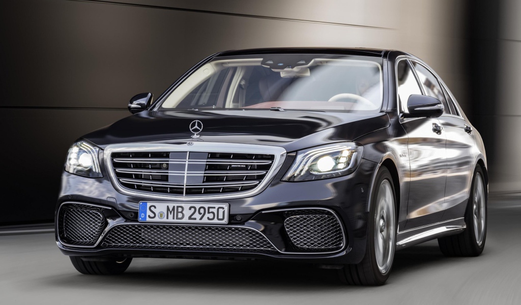 Стильный черный автомобиль Mercedes-Benz S-Class, 2018