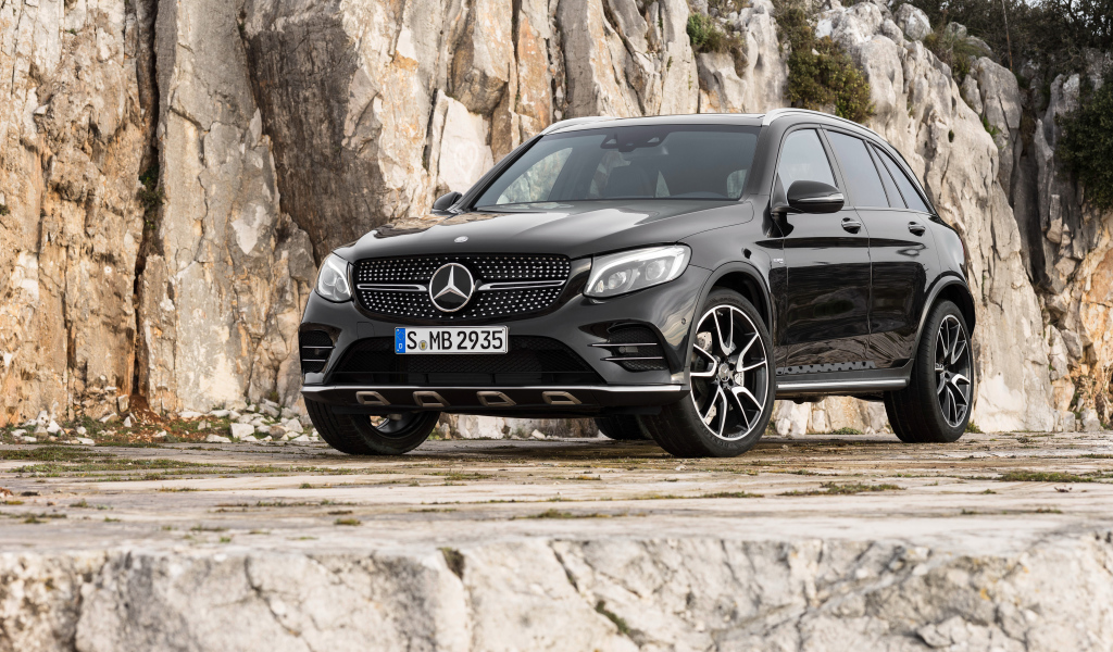 Стильный черный автомобиль Mercedes-Benz GLC-Class