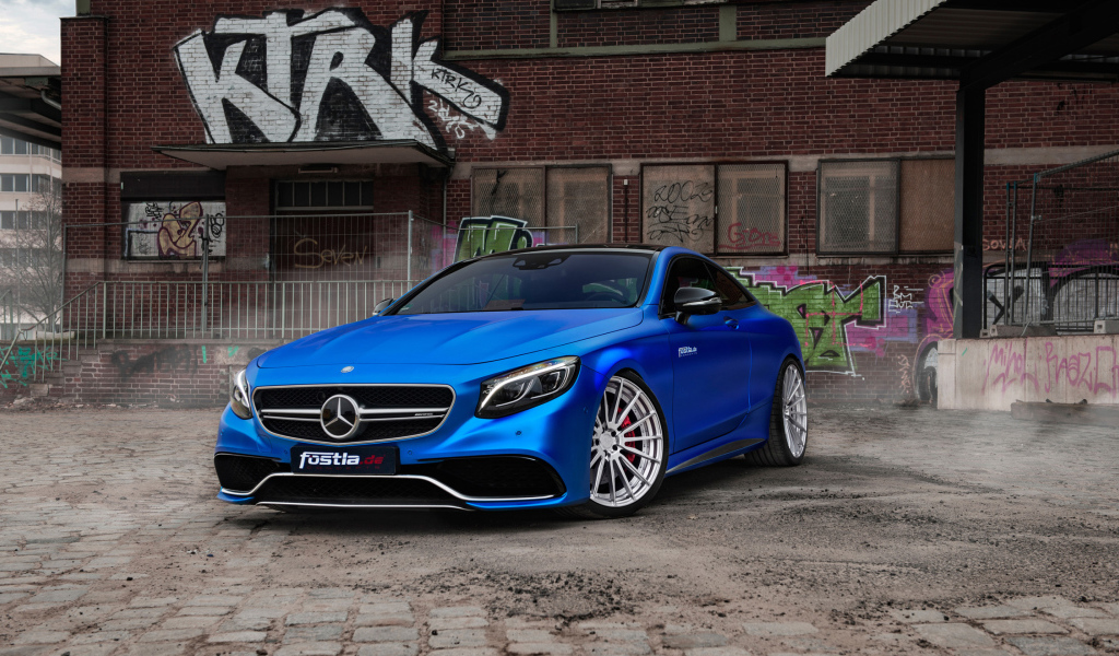 Стильный синий автомобиль Mercedes-Benz S63 AMG