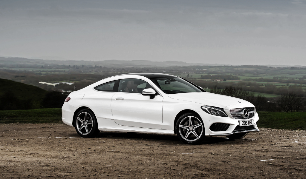 Белый автомобиль Mercedes-Benz C-Class на фоне горизонта 