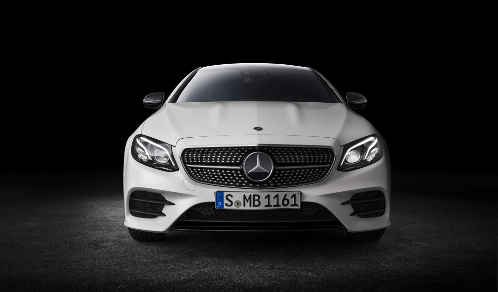 Белый автомобиль Mercedes-Benz E-Class Coupe, 2018 вид спереди