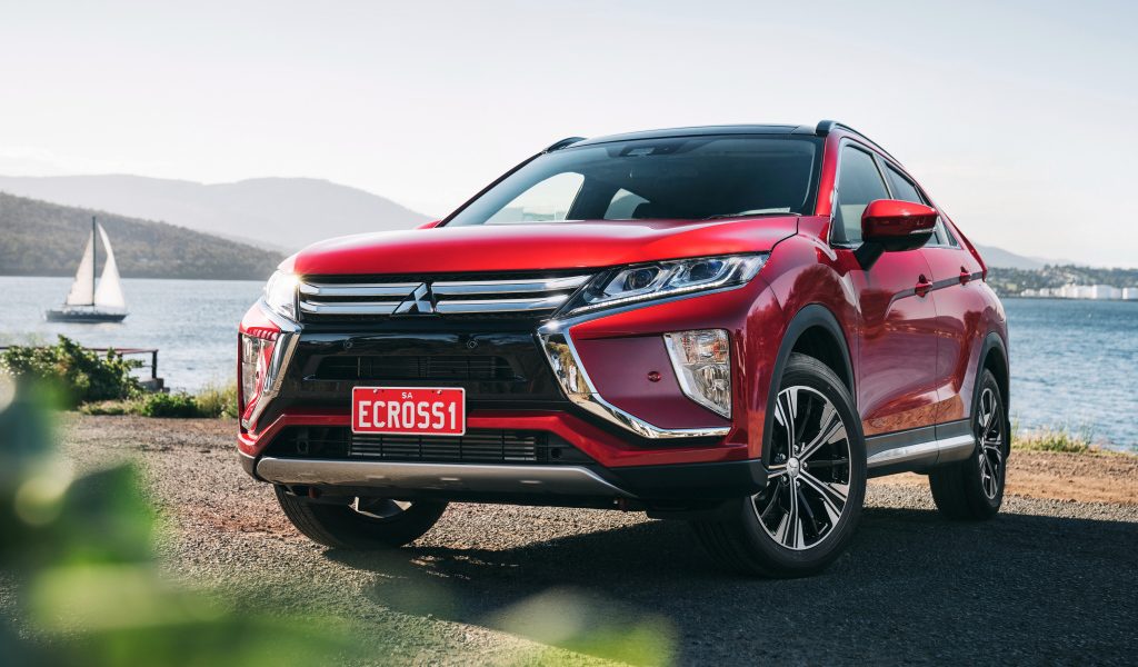 Красный внедорожник Mitsubishi Eclipse Cross Exceed, 2018 на фоне океана