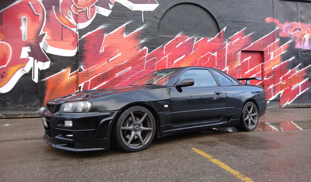 Черный автомобиль Nissan Skyline GT-R R34 