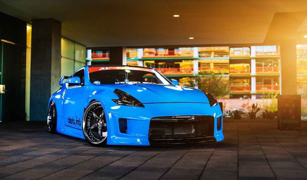 Синий автомобиль Nissan 370Z 