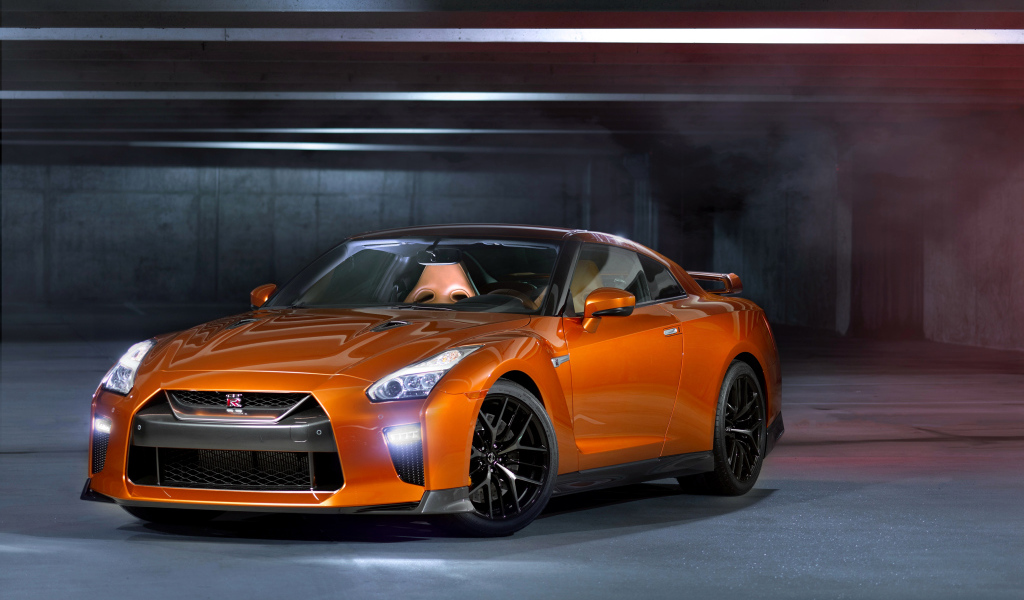 Быстрый спортивный автомобиль Nissan GT-R оранжевого цвета