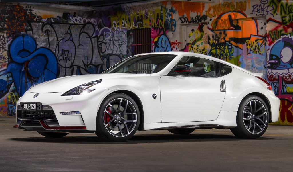 Стильный белый автомобиль Nissan 370z Nismo, 2018