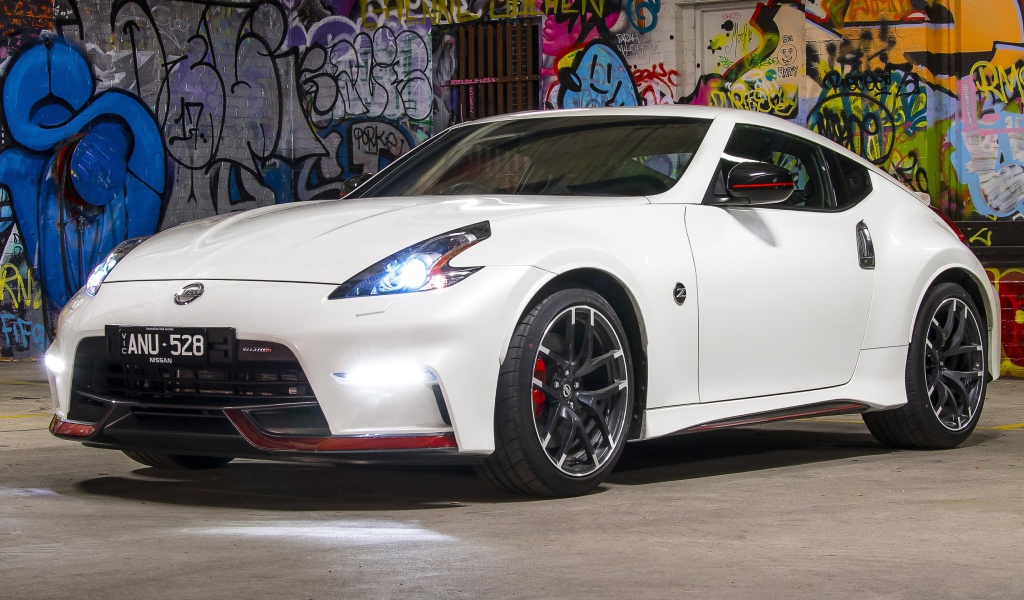 Белый автомобиль Nissan 370Z Nismo, 2017