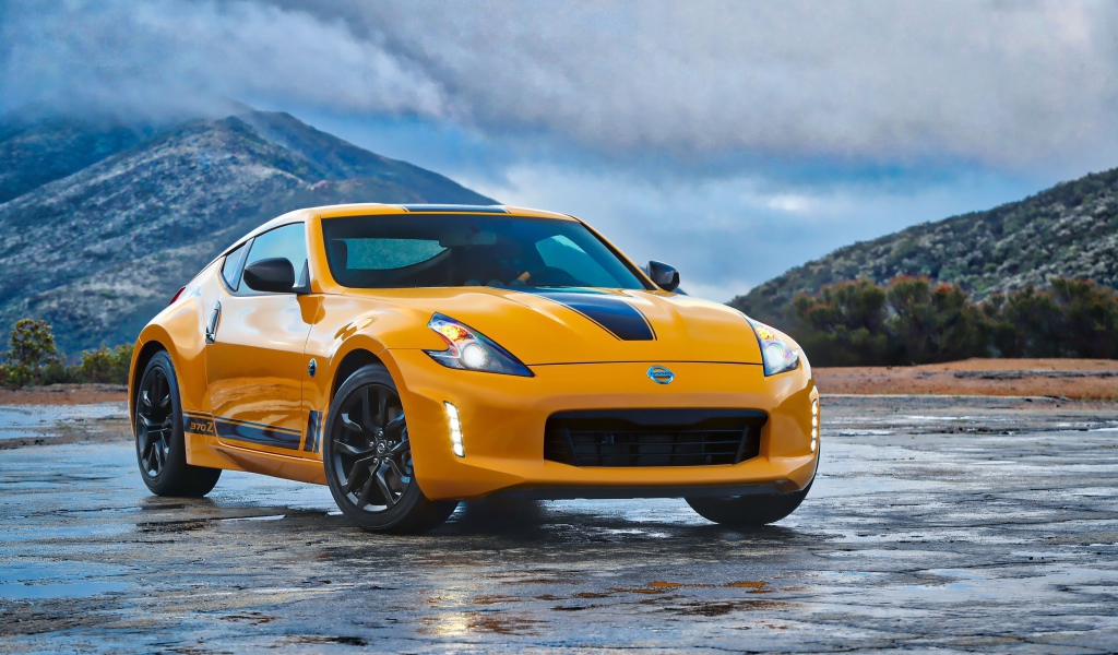 Желтый спортивный автомобиль Nissan 370Z Heritage Edition, 2018