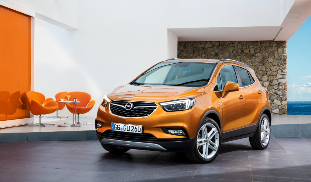 Оранжевый автомобиль кроссовер Opel Mokka