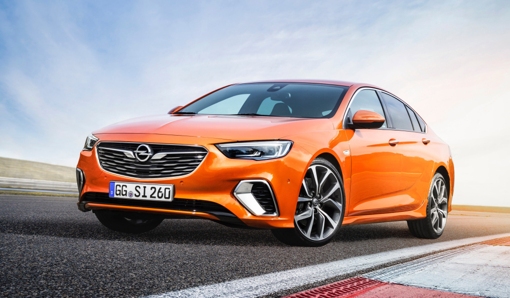 Стильный оранжевый автомобиль Opel Insignia GSi, 2018