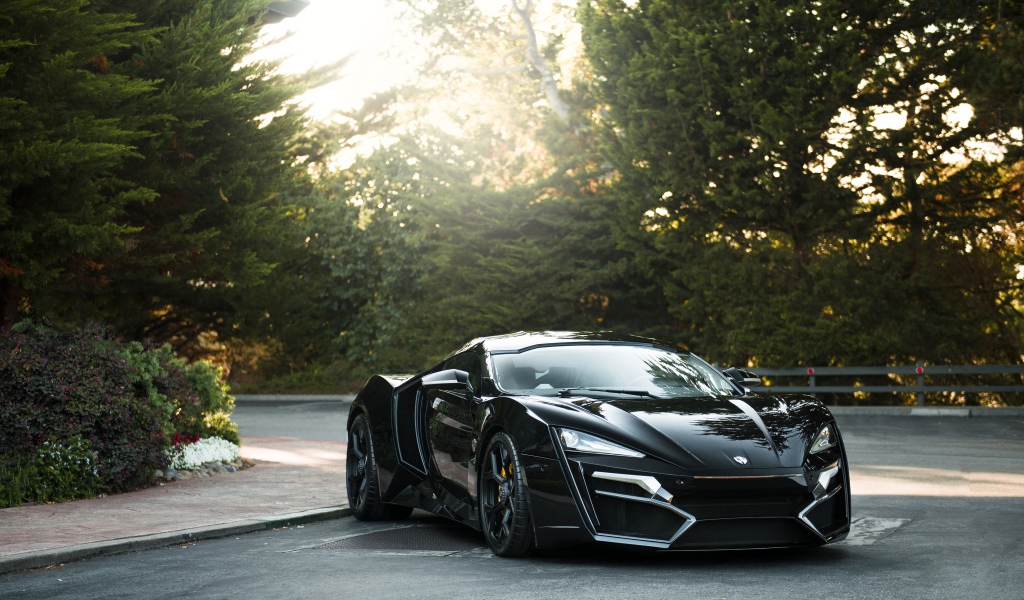 Черный спортивный автомобиль Lykan HyperSport