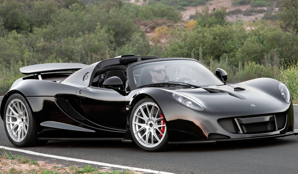 Черный спортивный суперкар Hennessey Venom GT на трассе