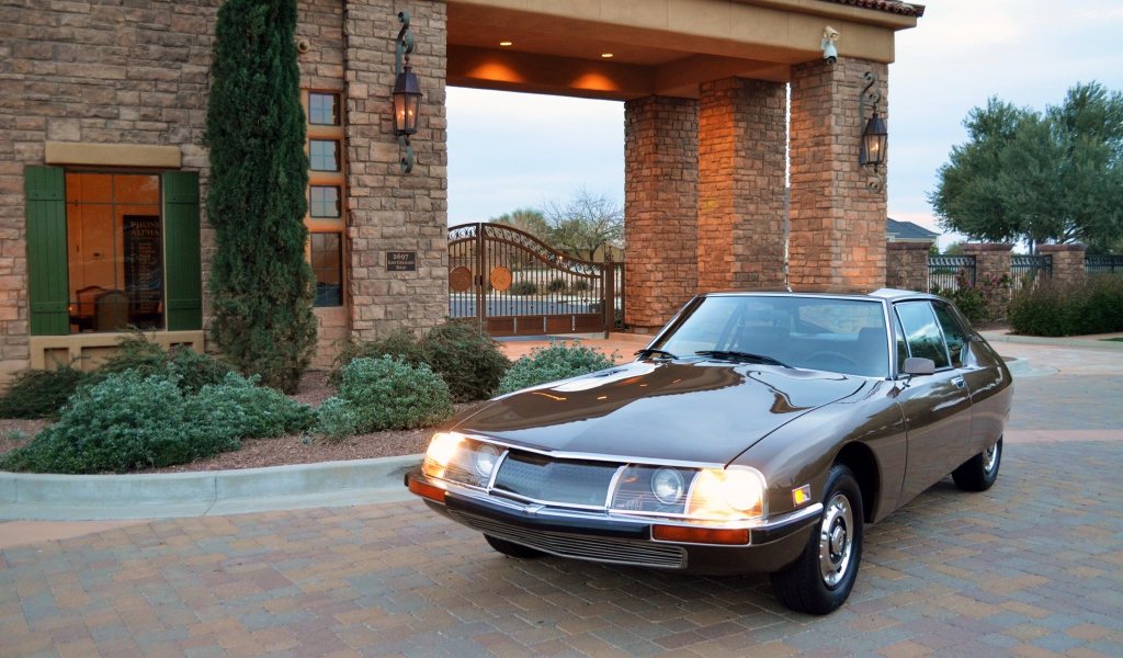 Автомобиль  Citroy с включенными фарами