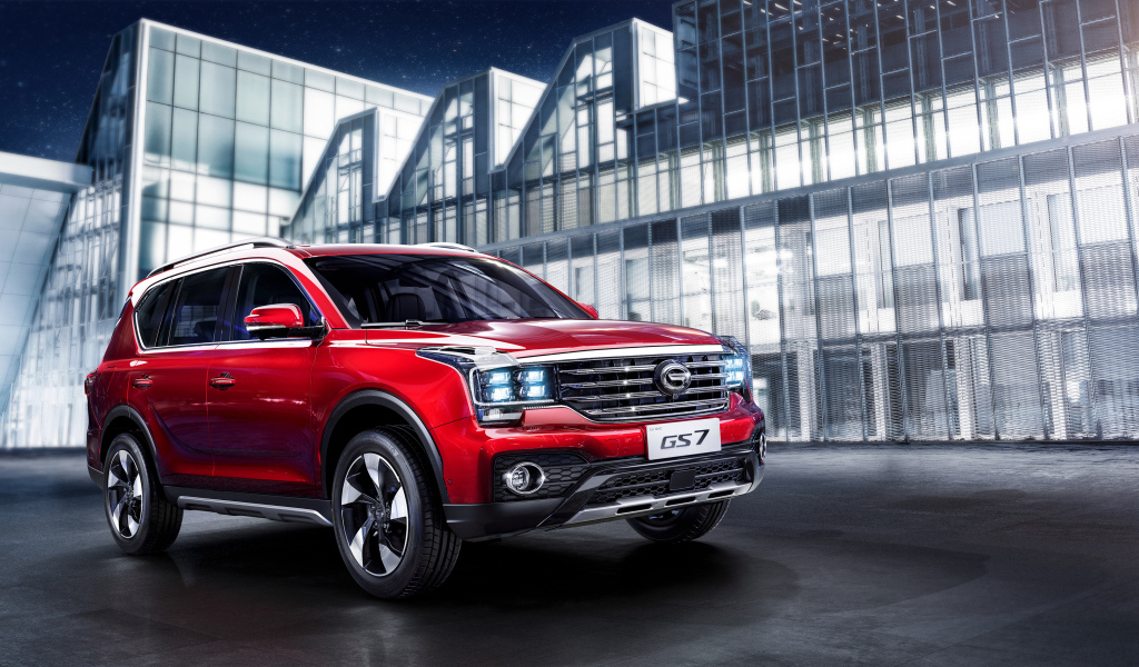 Красный автомобиль Trumpchi GS7