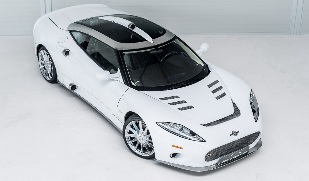 Белый спортивный автомобиль Spyker C8 Aileron, 2017