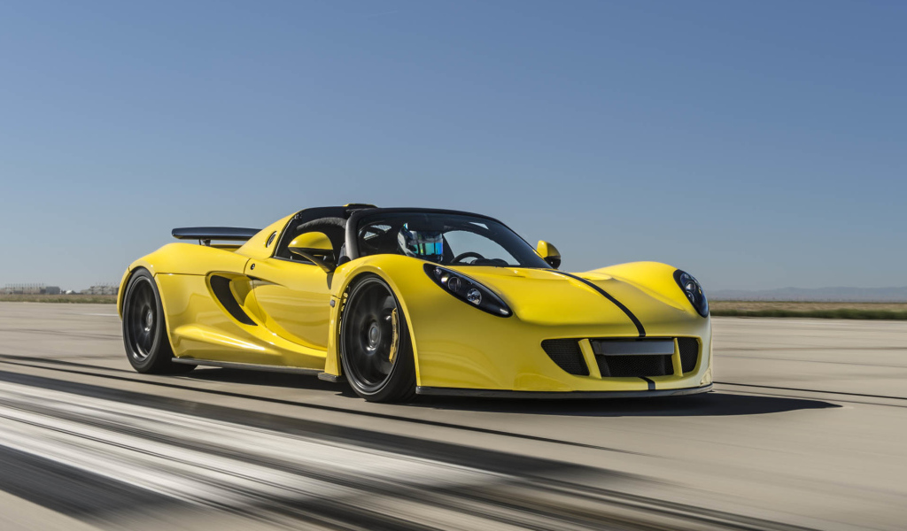 Желтый спортивный автомобиль Hennessey Venom GT на трассе