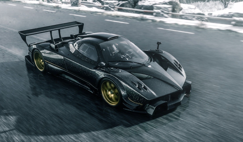 Черный суперкар Pagani Zonda R на трассе 