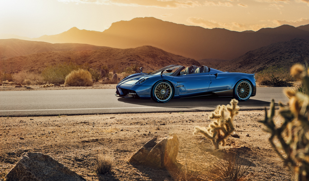 Синий спортивный автомобиль  Pagani Huayra на трассе 