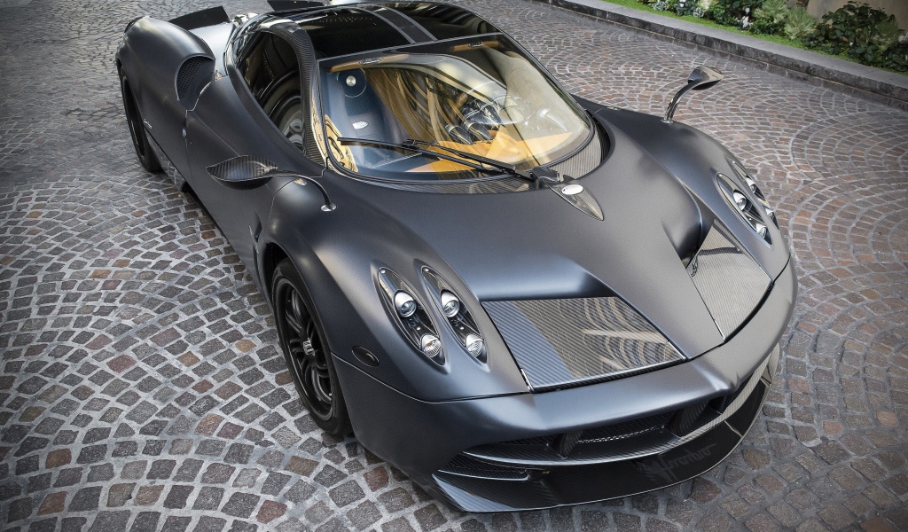 Серебристый автомобиль Pagani Huayra 