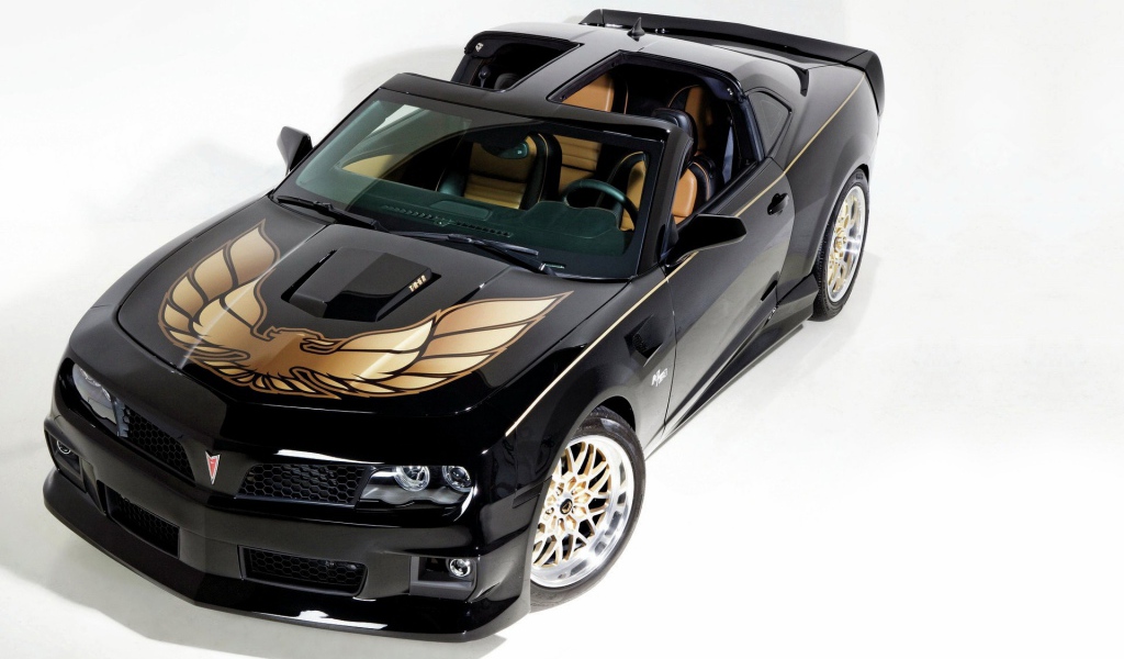 Черный спортивный автомобиль Pontiac Firebird на белом фоне 