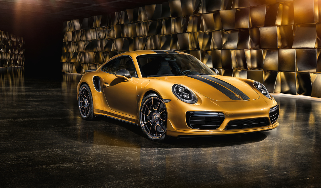 Золотистый автомобиль Porsche 911 Turbo S Exclusive Series