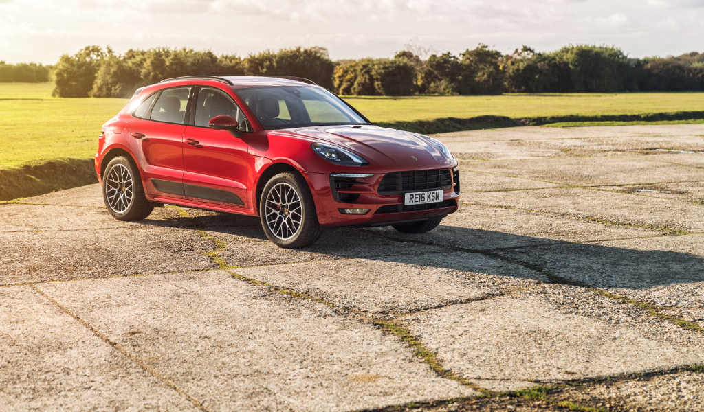 Красный внедорожник Porsche Macan