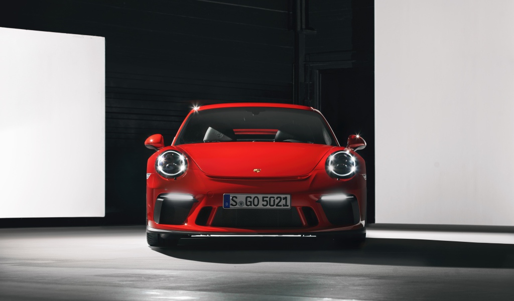Красный автомобиль Porsche 911 GT3 