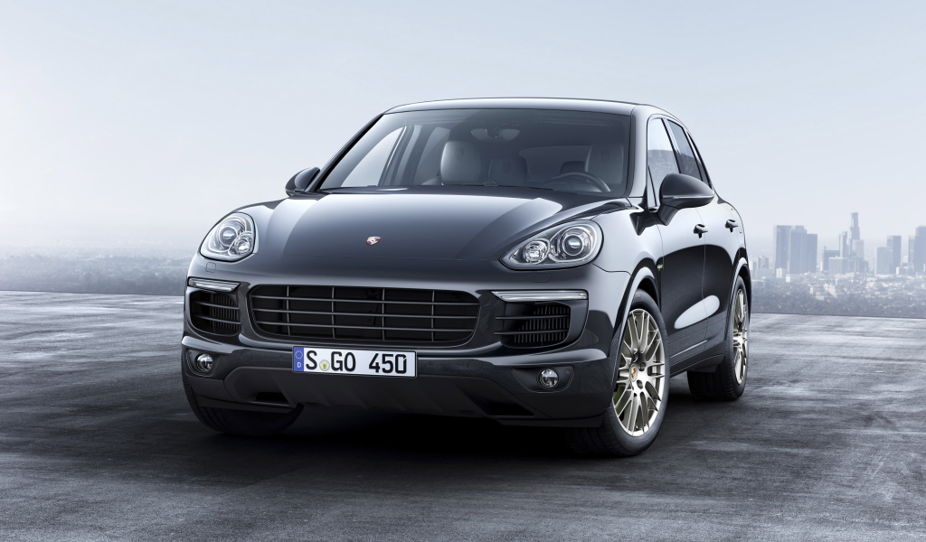 Серебристый автомобиль  Porsche Cayenne, 2017 